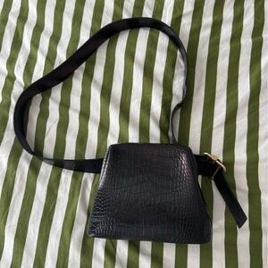 OSOI Brot Bag in Croco purple/dark leather